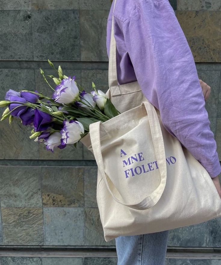 Chica con bolso con flores lilas adentro